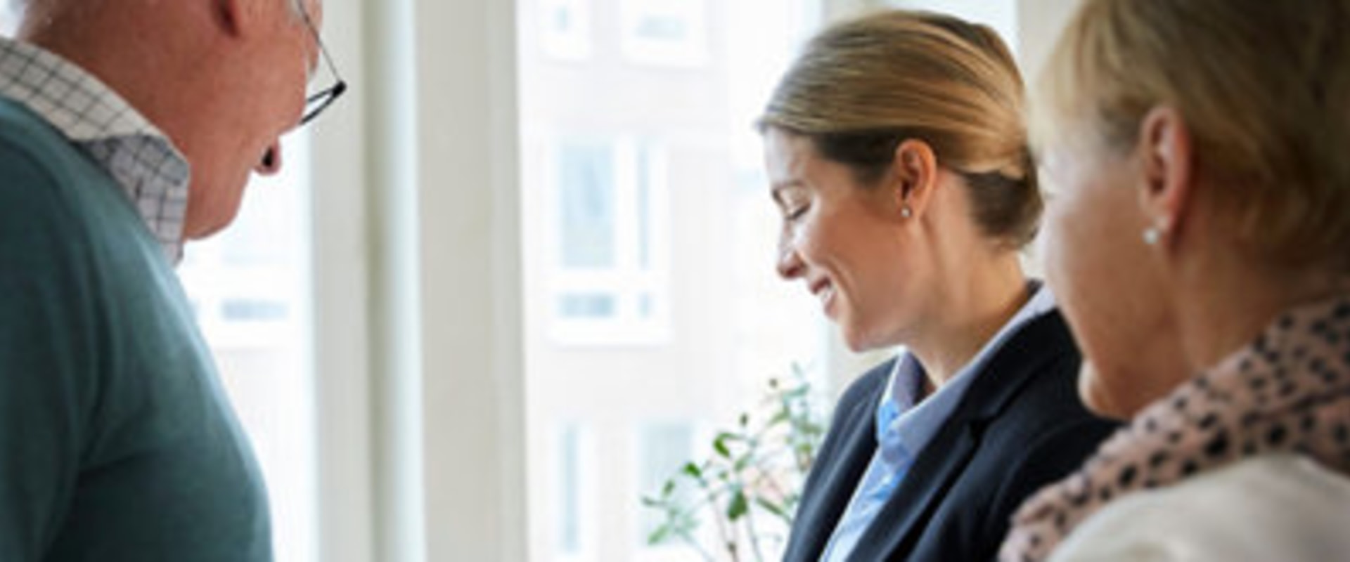 Communication and Availability: How to Choose the Right Real Estate Agent
